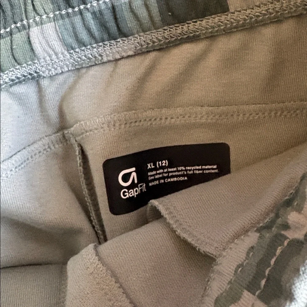 GAP sie 12 Green Pixel Pattern Camp Athletic Shorts